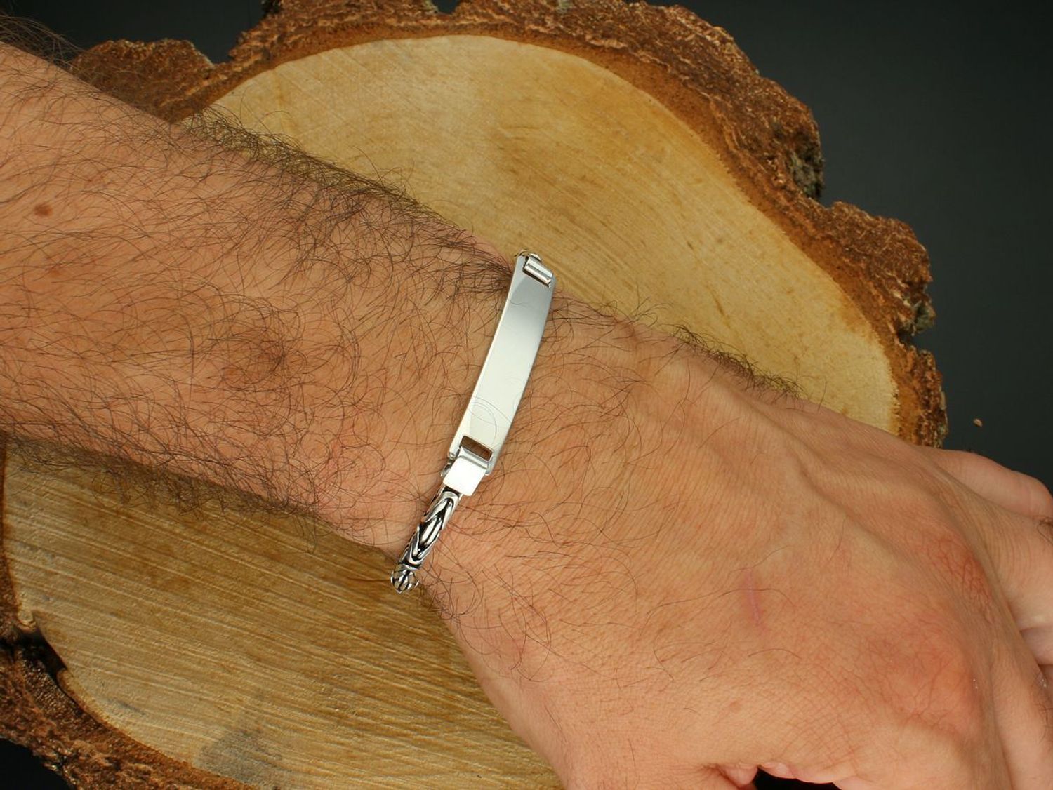 Bransoletka męska srebrna 925 DIA-BRA-13491 ze splotem królewskim i blaszką pod grawer (4,5 cm x 8 mm). Długość 21 cm, waga 16,80 g, zapięcie na karabińczyk. Idealna na prezent.1.jpg